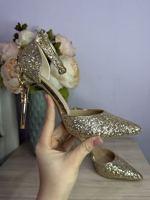 Чисто нови златни обувки