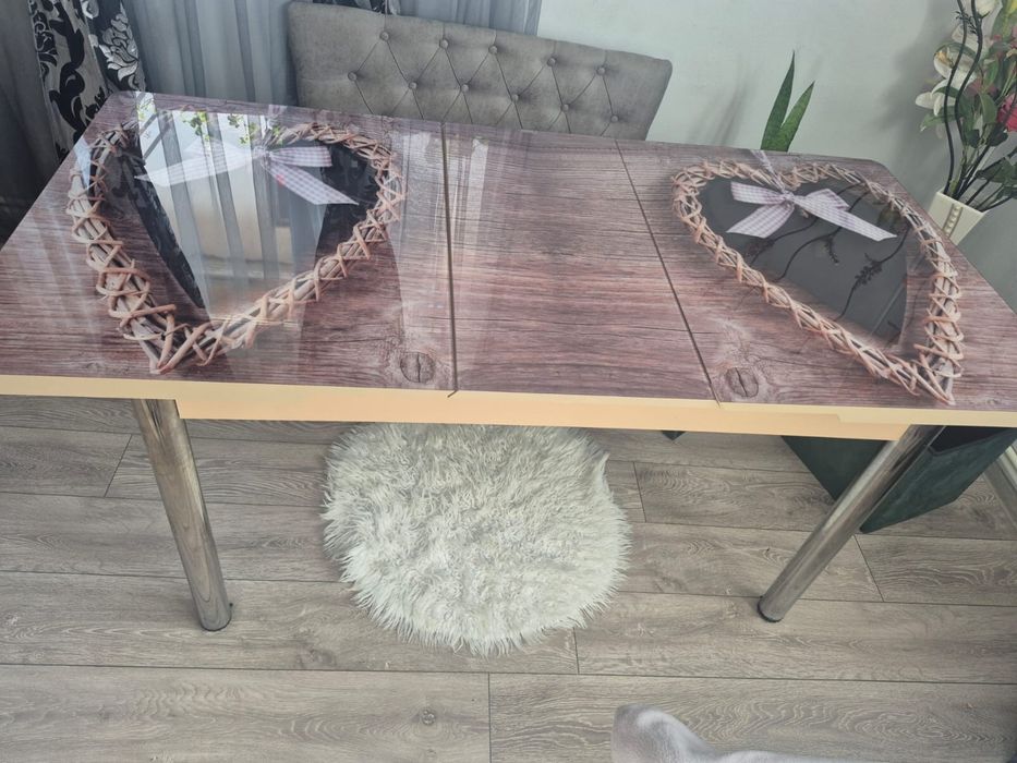 Masă extensibilă modernă, stare foarte bună – 300 lei