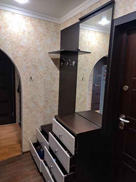 Продам прихожую срочно
