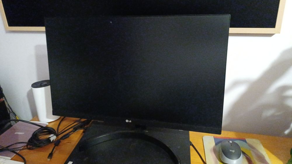 Продавам монитор LG 24MK600M с пукната матрица