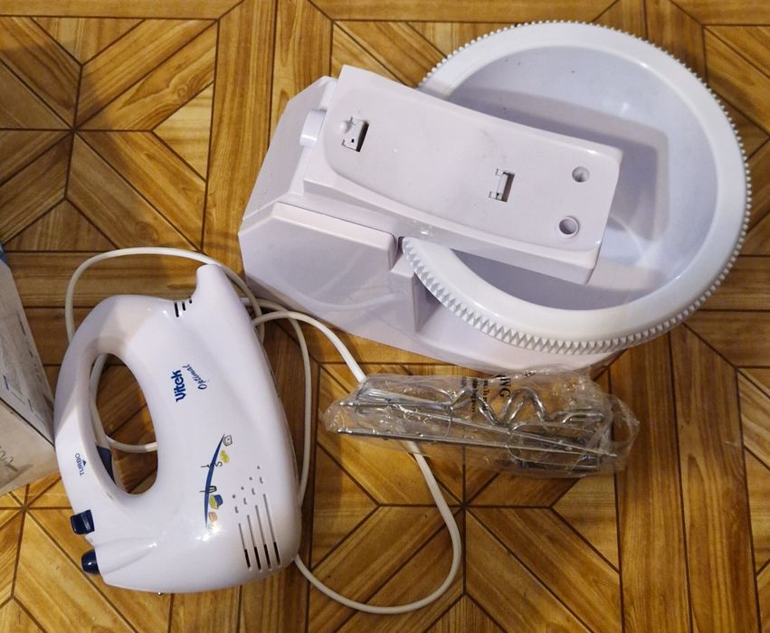 Миксер с миской и с насадками