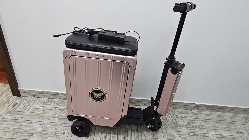 Troler Electric / Bagaj Inteligent cu Trotinetă (Ride-On) – Roz Auriu & Negru