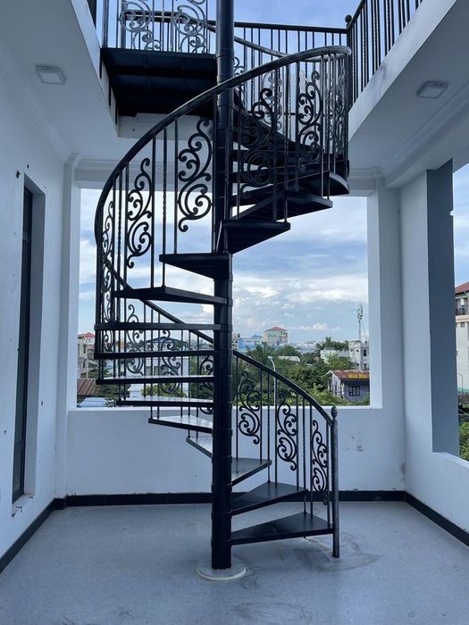 Scara interioara  în spirală-eleganță și funcționalitate