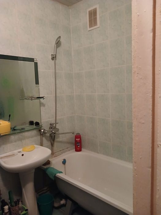 Продаётся 2х ком.кв. в среднем состоянии.