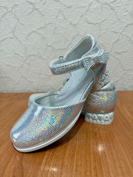 Продам нарядные туфли
