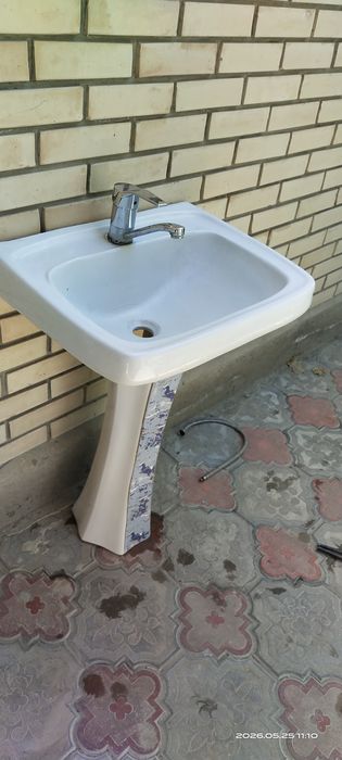 раковина со смесителем