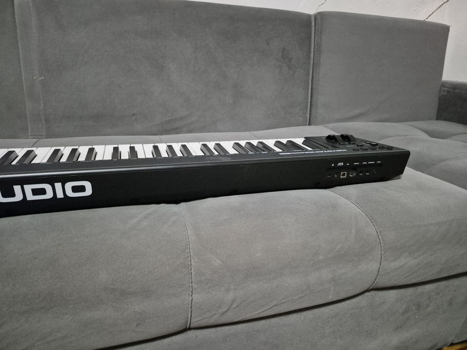 Миди клавиатура M-AUDİO