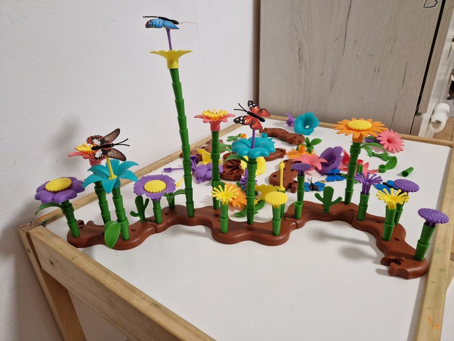 Set constructie flori 144 piese