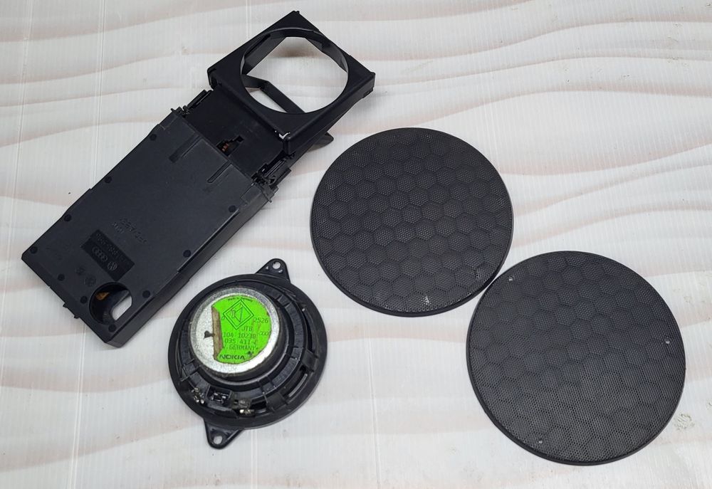 Подстаканник и динамик с сетками.