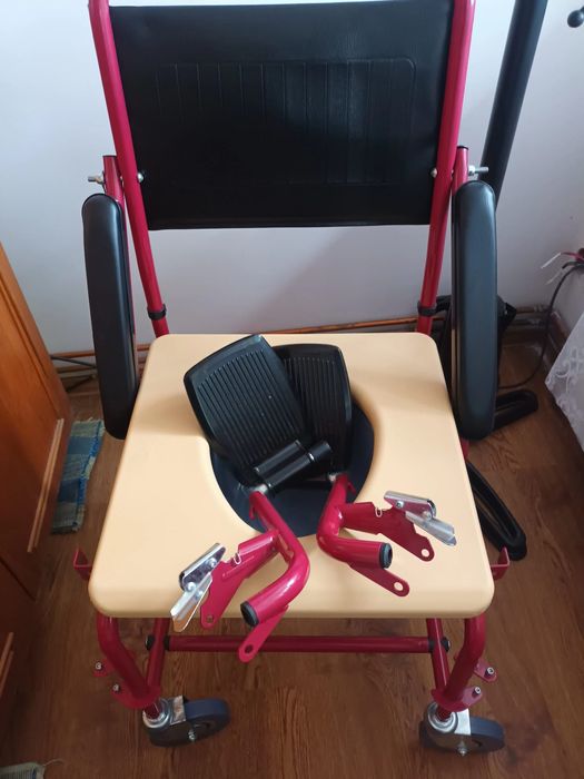 Scaun WC de camera mobil pe roto, cu șezut decuoat si suport pt pucioare denontate.