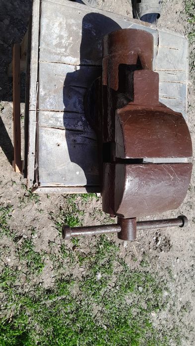 Продаются тиски и наждак.