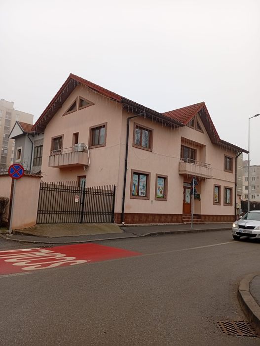 Casă cu 2 intrări zona 9 Mai | Parter comercial + etaj locuința