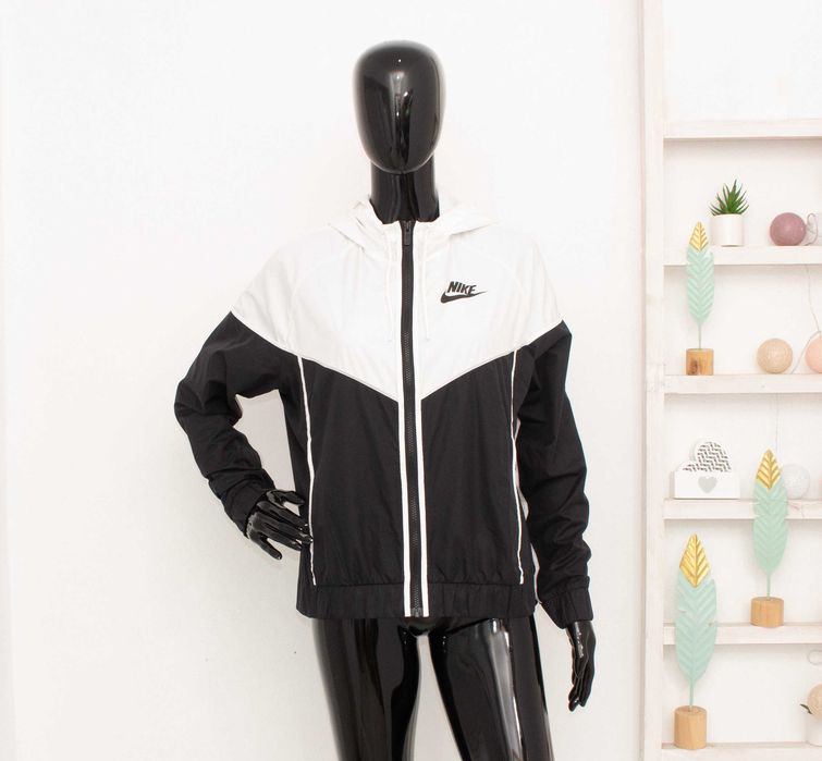 Nike оригинално дамско яке черно бяло тип ветровка за бягане M
