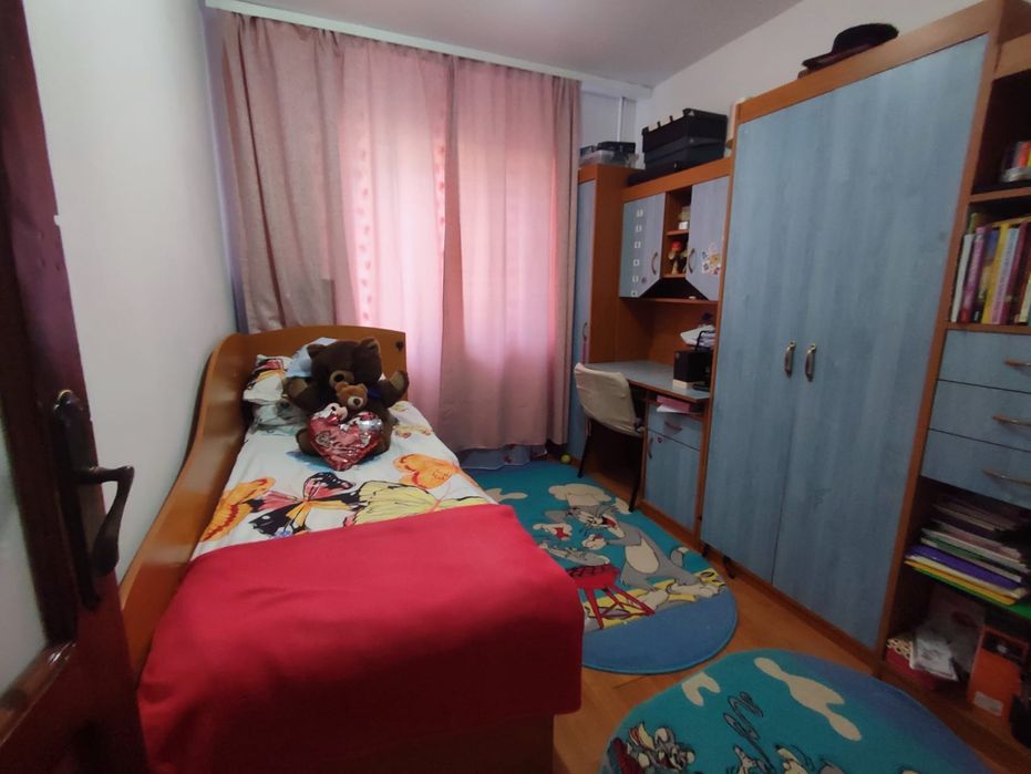 Se vinde apartament cu 3 camere semidecomandat, la etajul 2,pe strada Aleea Elie Radu, vis-a-vis de gradinița nr 23 și creșa munincipala.