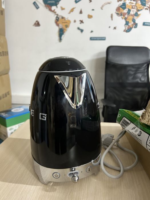 Smeg черный чайник