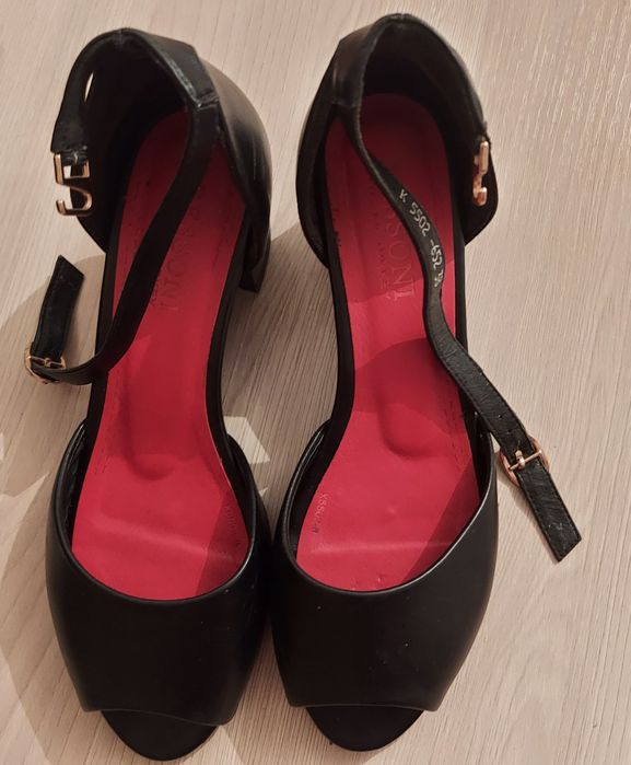 Продам босоножки и туфли школьные.