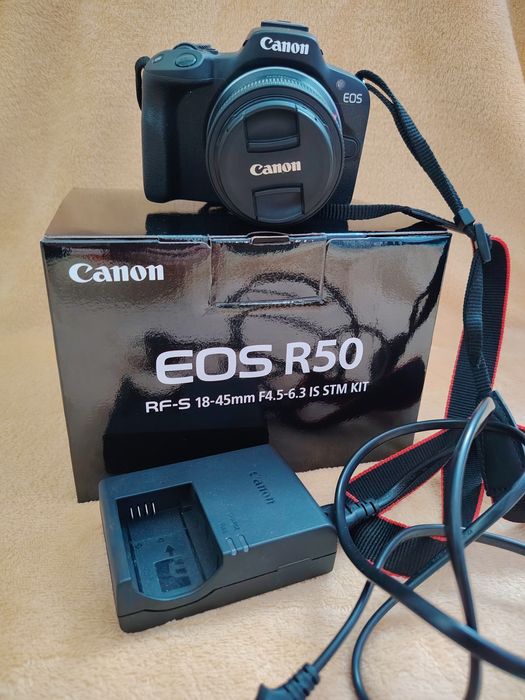 Canon EOS R50 + obiectiv RF-S 18-45mm, ca nou