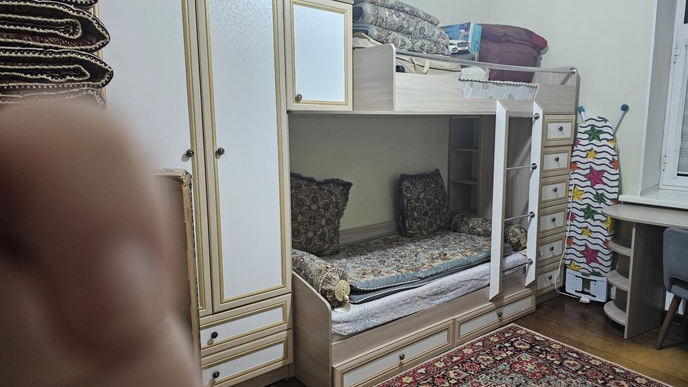 Детская кровать 2 ярусный и стол для учебы