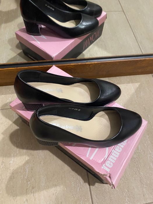 Нови обувки с ток