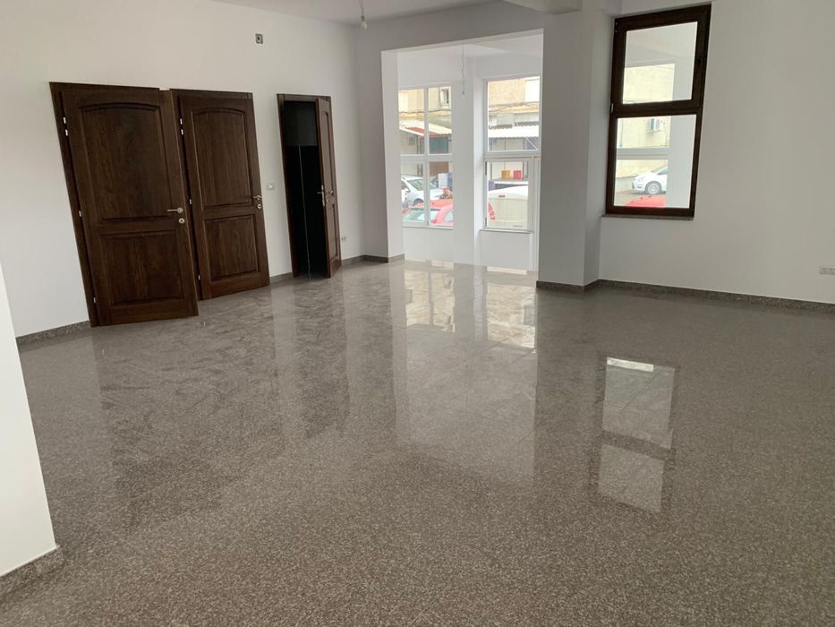 Vând spațiu comercial – 500 mp - parter și subsol bloc nou