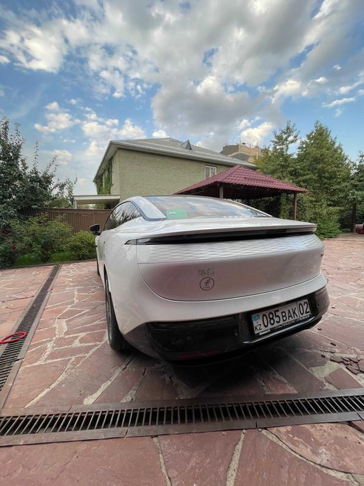 автомобиль zeekr 007
