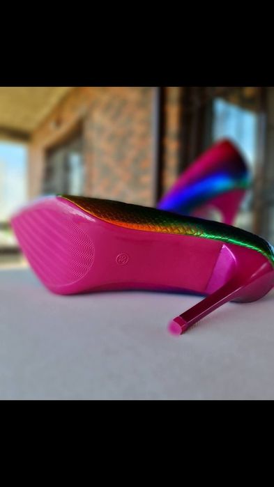 Красивые, нарядные туфли.