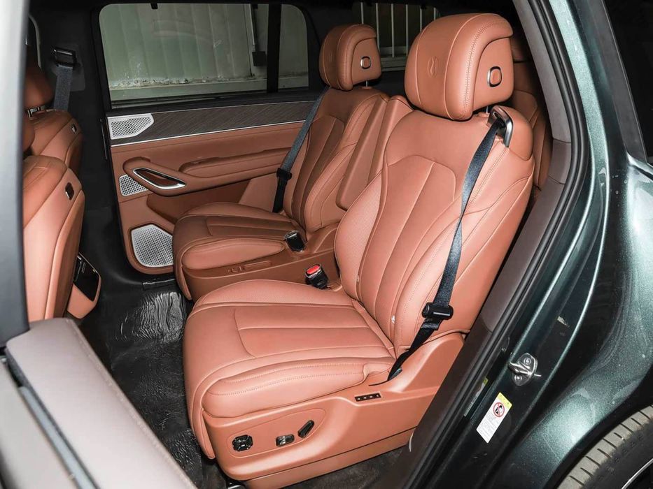 Denza N9 2026 рестайлинг / 2026.02 кузов чёрный на оранжевом, вин есть