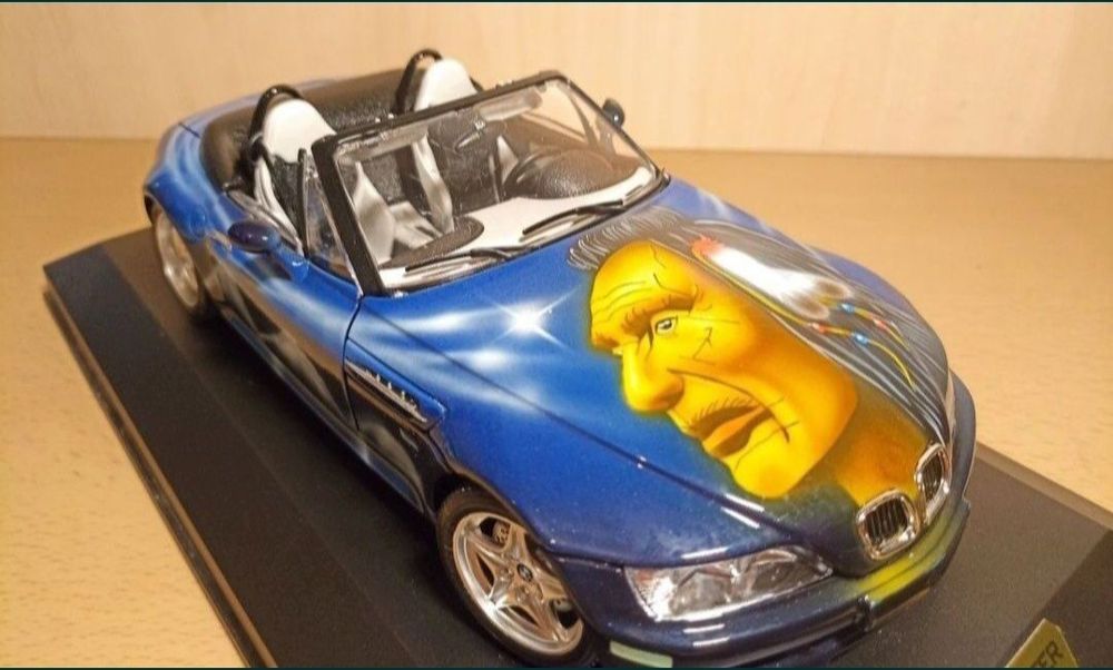 BMW M roadster 
Scara 1:18
Bburago

Pozele reflectă realitatea. Se vin