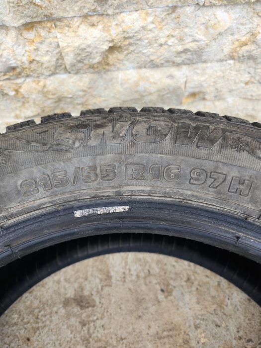 Vând  2 cauciucuri 215 55 r16 iarna aproape noi