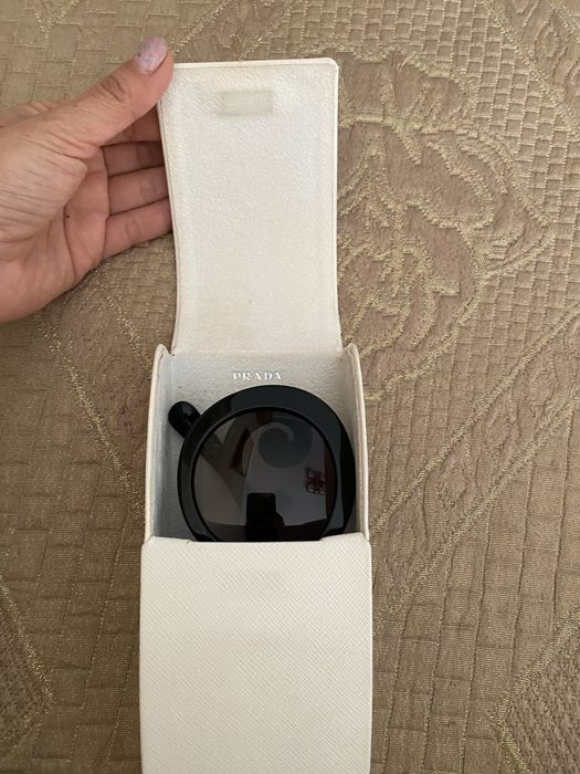 Продаються очки Prada