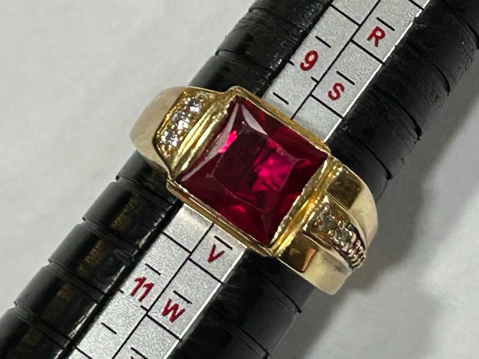 Златен пръстен 14 К 585/ 7,06 гр.