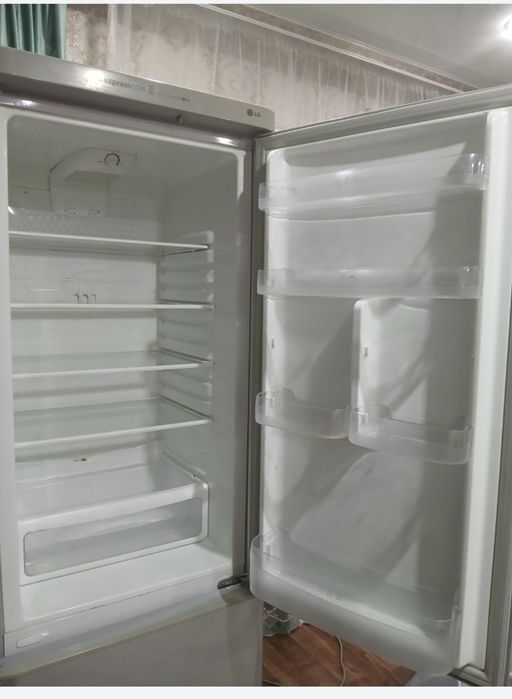 Продам большой холодильник