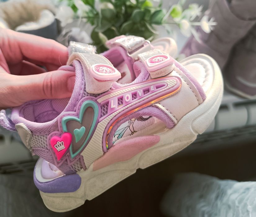 Продам сандалии 22 размер для девочки