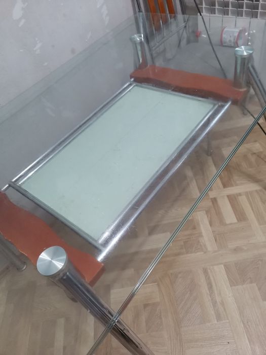 Продам стол стеклянный кухонный б/у