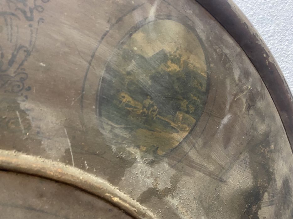 Много старо табло за легло с месингови орнаменти.