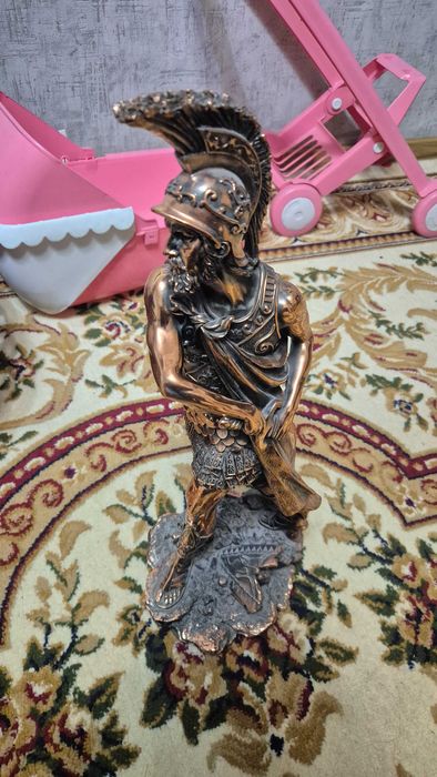 Декорная статуя воина