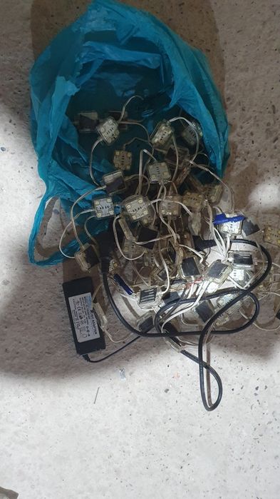 Светильник сотилади