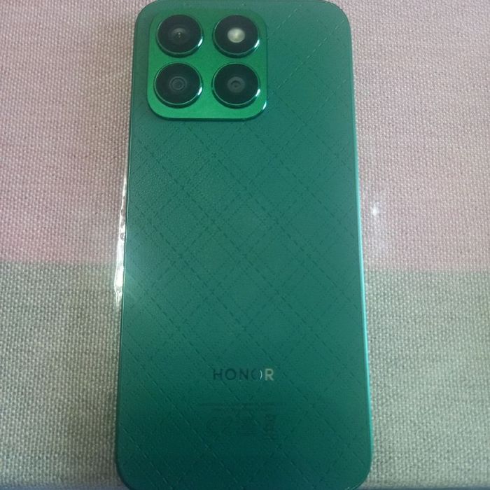 Хонор х8. B. Горантия есть