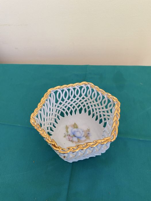 Bibelouri din portelan si sticla.