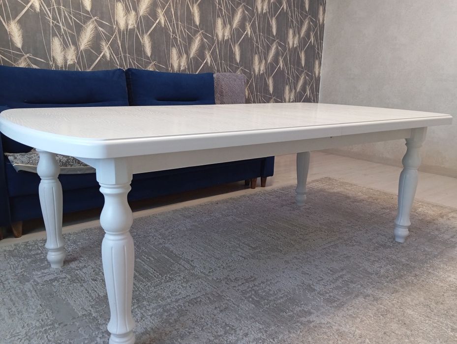 Гостиный стол, хорошего качества