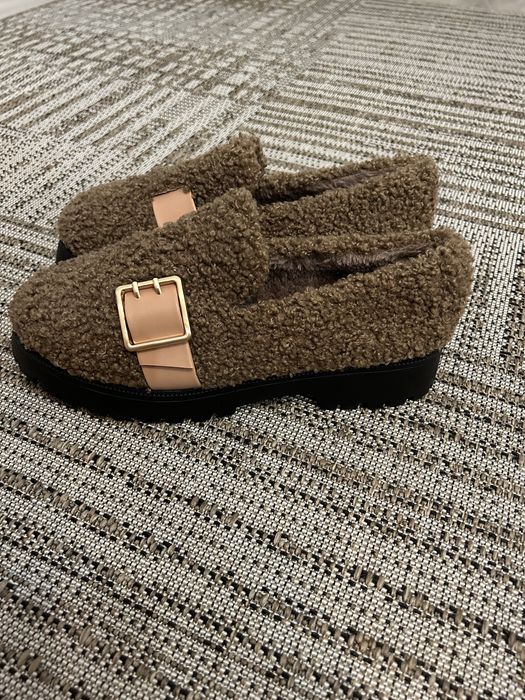 Стильные плюшевые лоферы