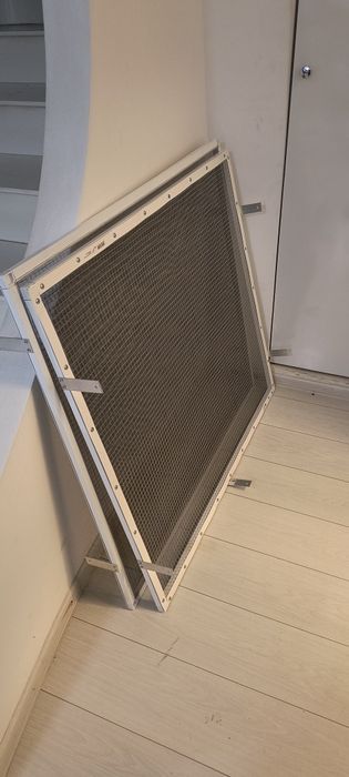 Plasa metalica pentru siguranța pisicutelor.