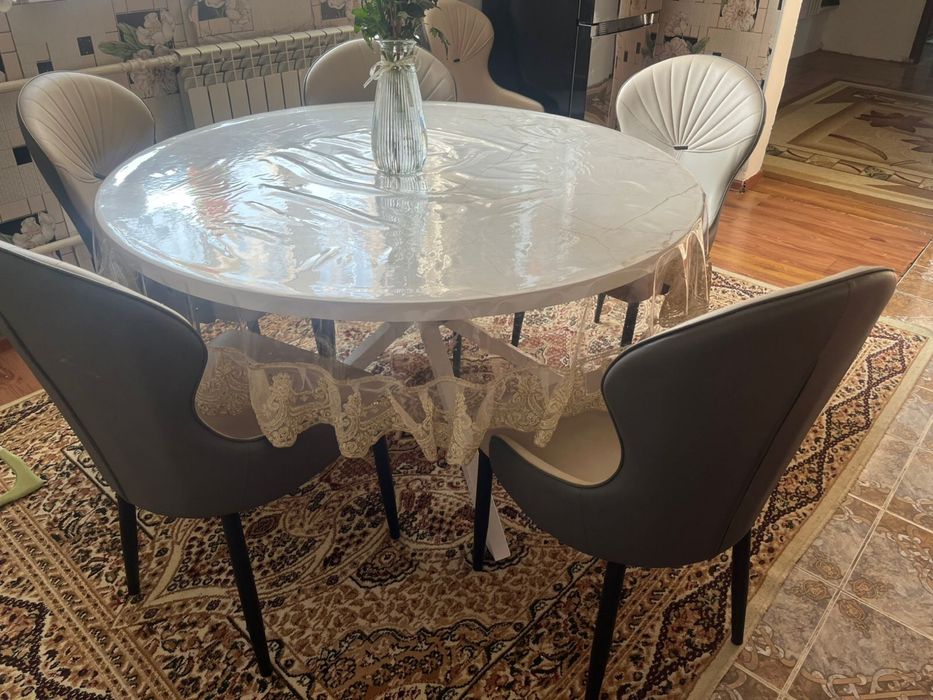 Стол вместе со стулями на кухню