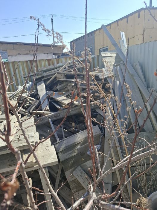 Продам на дрова доски и все такое