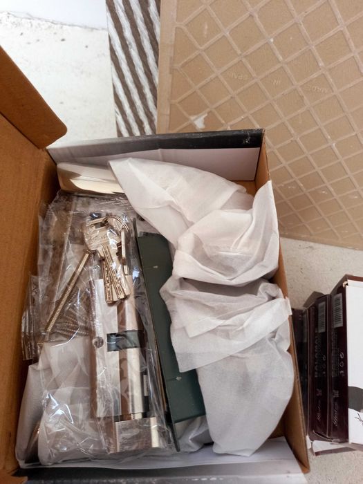 Uşi noi Dedeman gri,disponibile 4 bucăți.