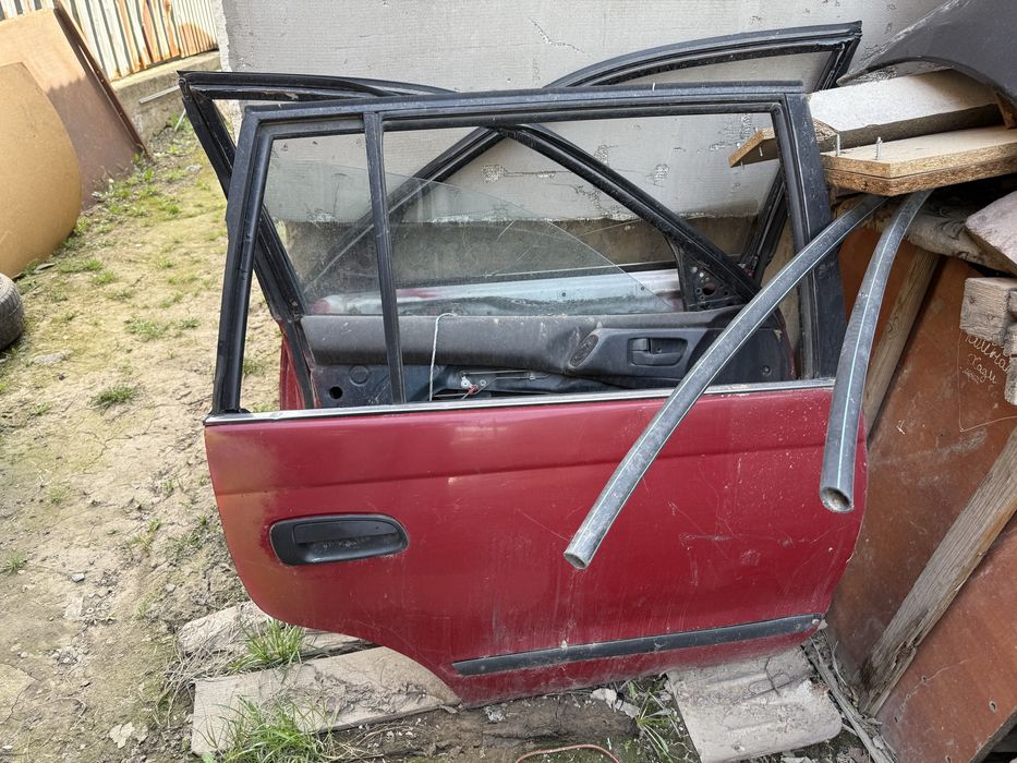 Продам двери на таиота карина е универсал