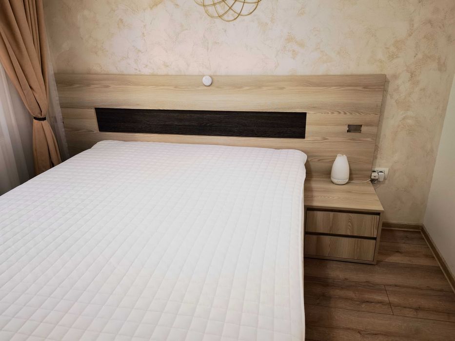 Vând pat 200/160 cu 2noptiere și somiera