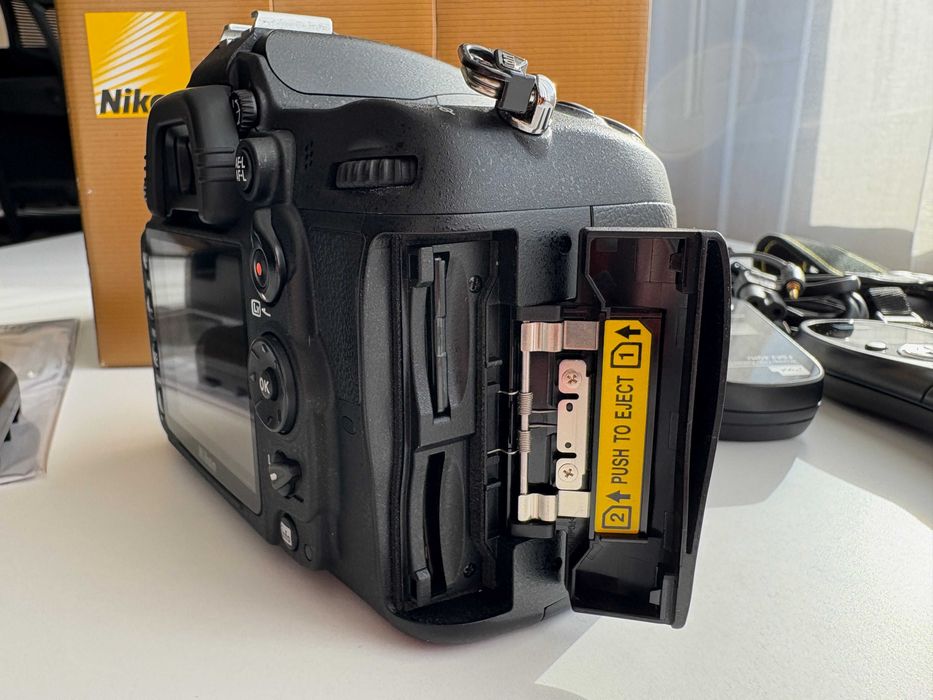 Nikon D7000 Body + 2 батерии + дистанционни + кутия | Отлично състояние