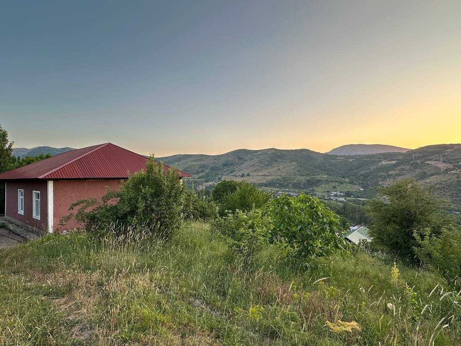 ЧИМГАН ,дом продаётся с большим участком и хорошей локацией