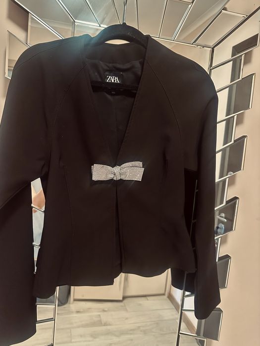 Черно сако Зара с кочпе от панделна с камъни